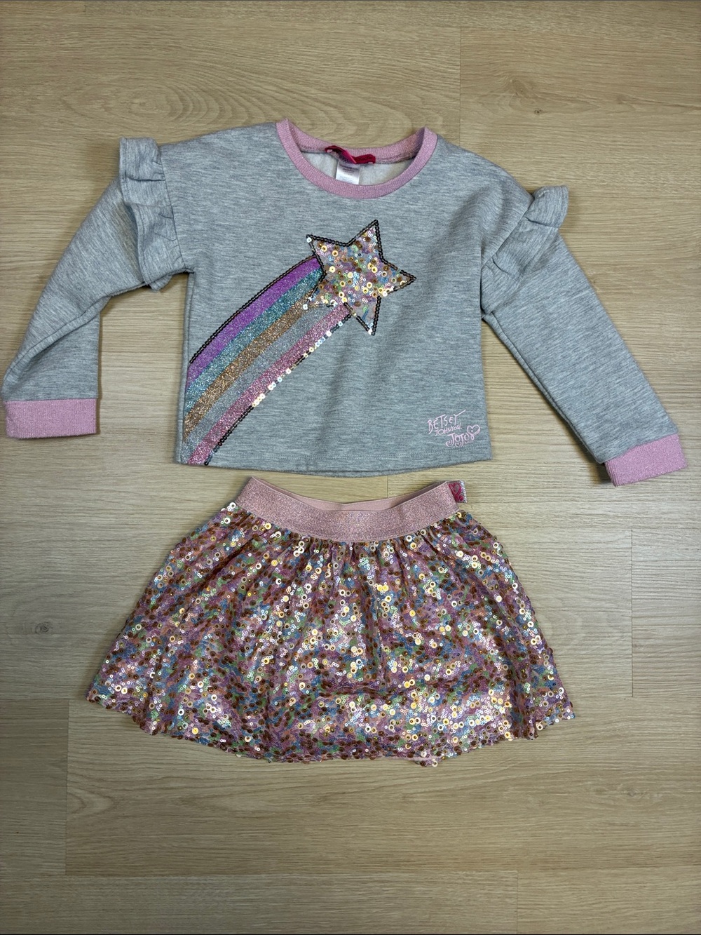 Betsey Johnson x Jojo Siwa Girls’ 5 Sequin Star Sweater & Skirt Set Gray & Pink